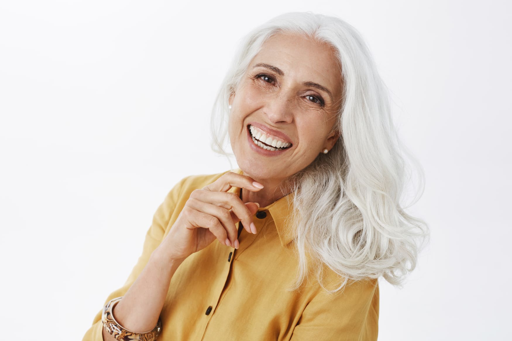 mulher-senior-bonita-elegante-com-cabelos-grisalhos-sorrindo-feliz